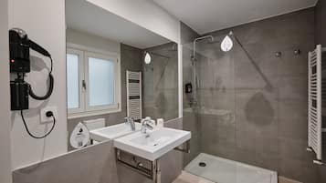 Habitación doble de uso individual | Baño | Regadera, amenidades de baño gratuitas, secadora de cabello, toallas
