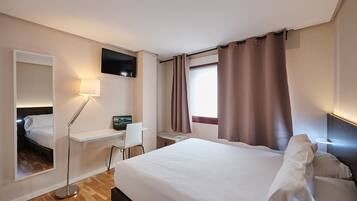 Kamer, 1 twee- of 2 eenpersoonsbedden | 1 slaapkamer, donzen dekbedden, een bureau, gratis wifi