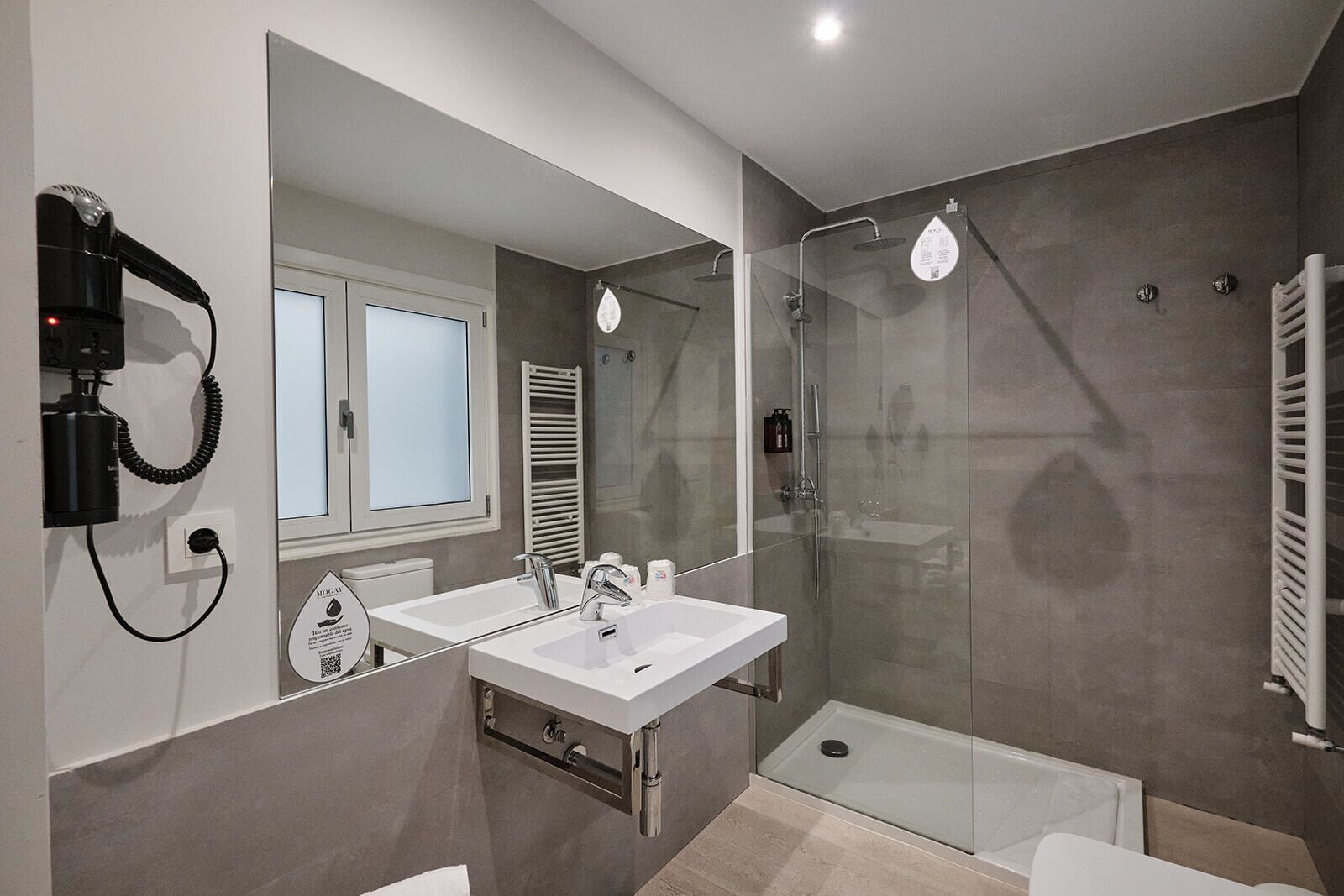 Tweepersoonskamer, voor 1 persoon | Badkamer | Een douche, gratis toiletartikelen, een haardroger, handdoeken