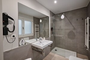 Double Room Single Use | Bathroom | Shower, free toiletries, hair dryer, towels