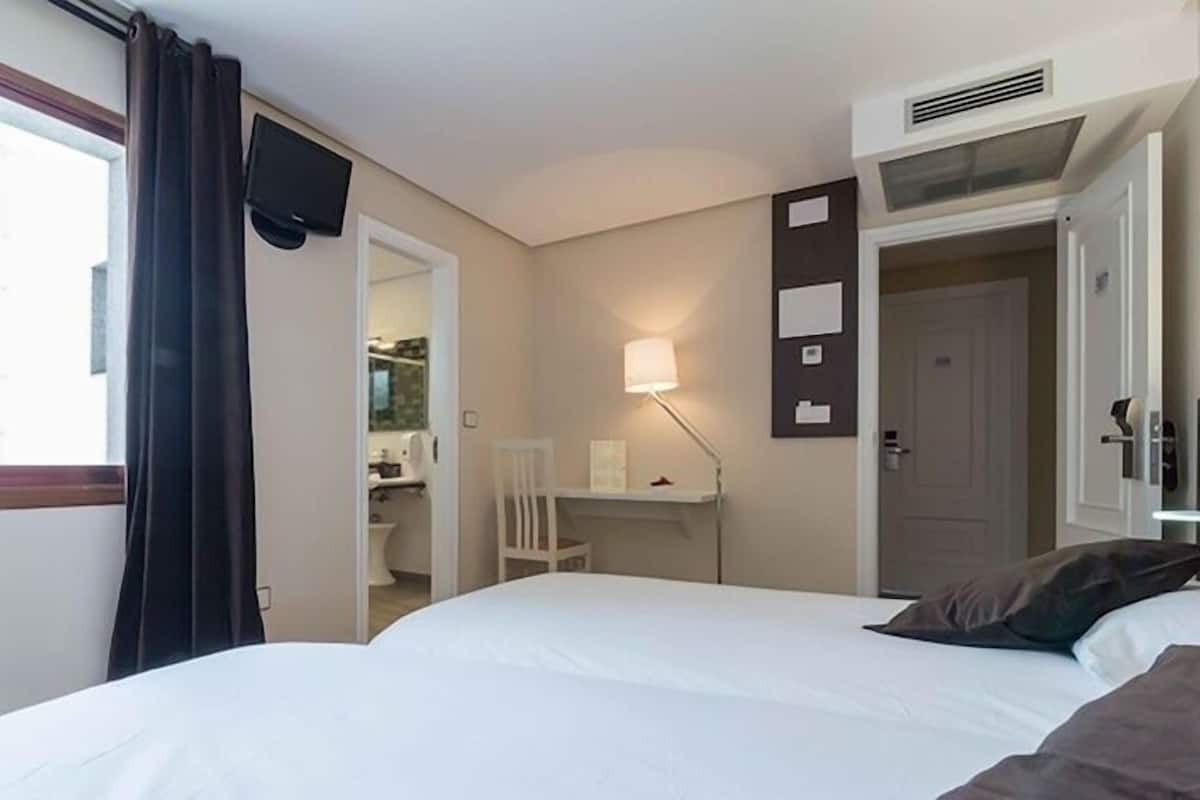 Doppelzimmer zur Einzelnutzung | 1 Schlafzimmer, Schreibtisch, kostenloses WLAN, BettwÀsche