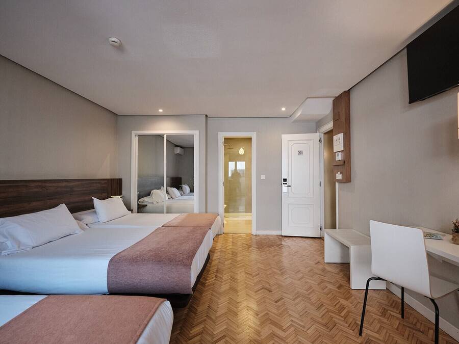 Driepersoonskamer | 1 slaapkamer, donzen dekbedden, een bureau, gratis wifi
