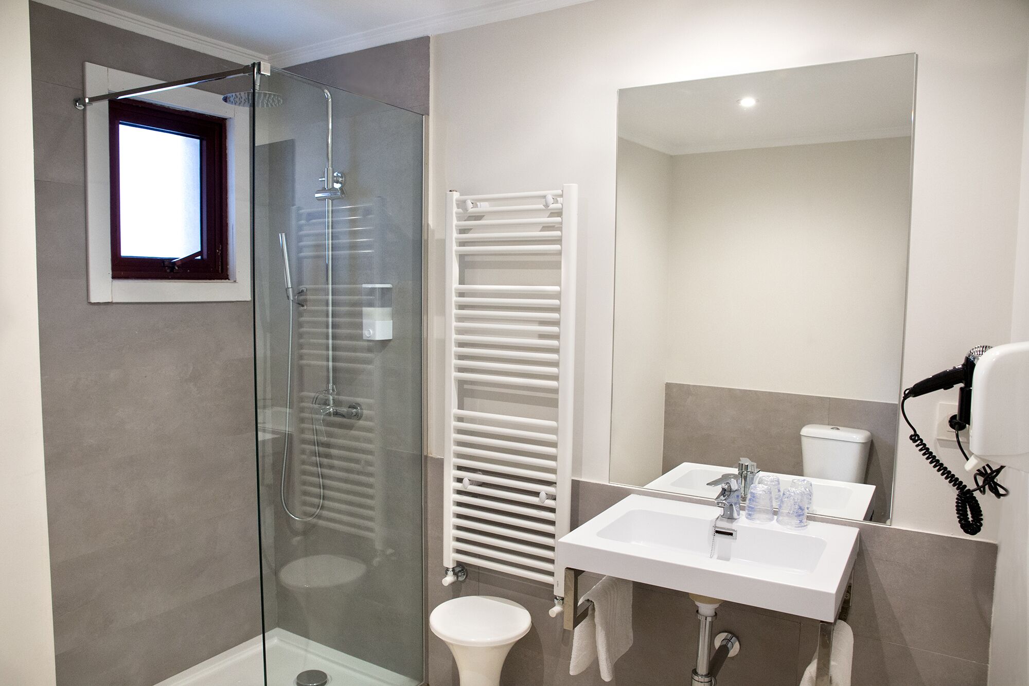 Kamer, 1 twee- of 2 eenpersoonsbedden | Badkamer | Een douche, gratis toiletartikelen, handdoeken