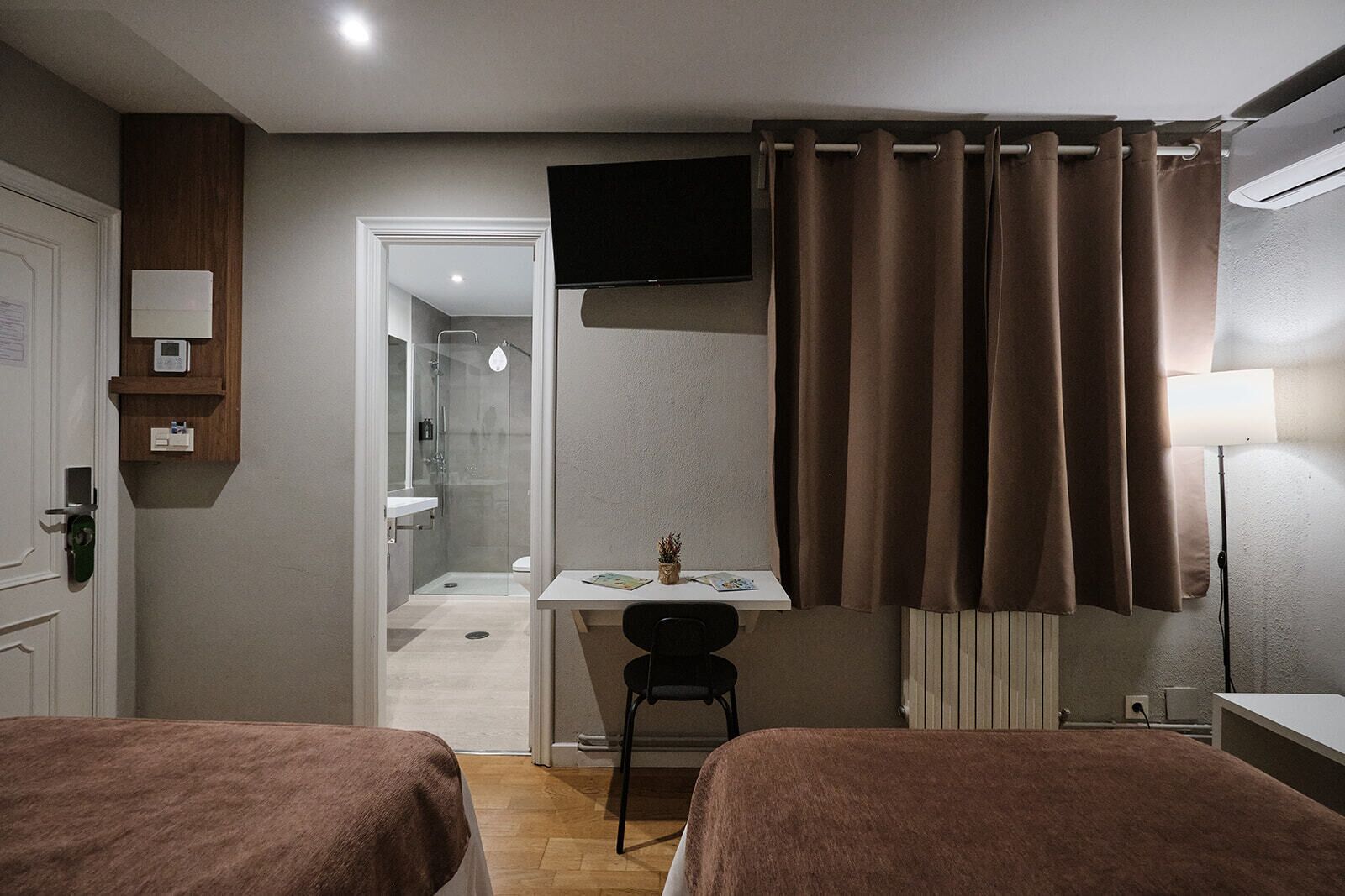 Tweepersoonskamer, voor 1 persoon | 1 slaapkamer, donsdekens, een bureau, gratis wifi