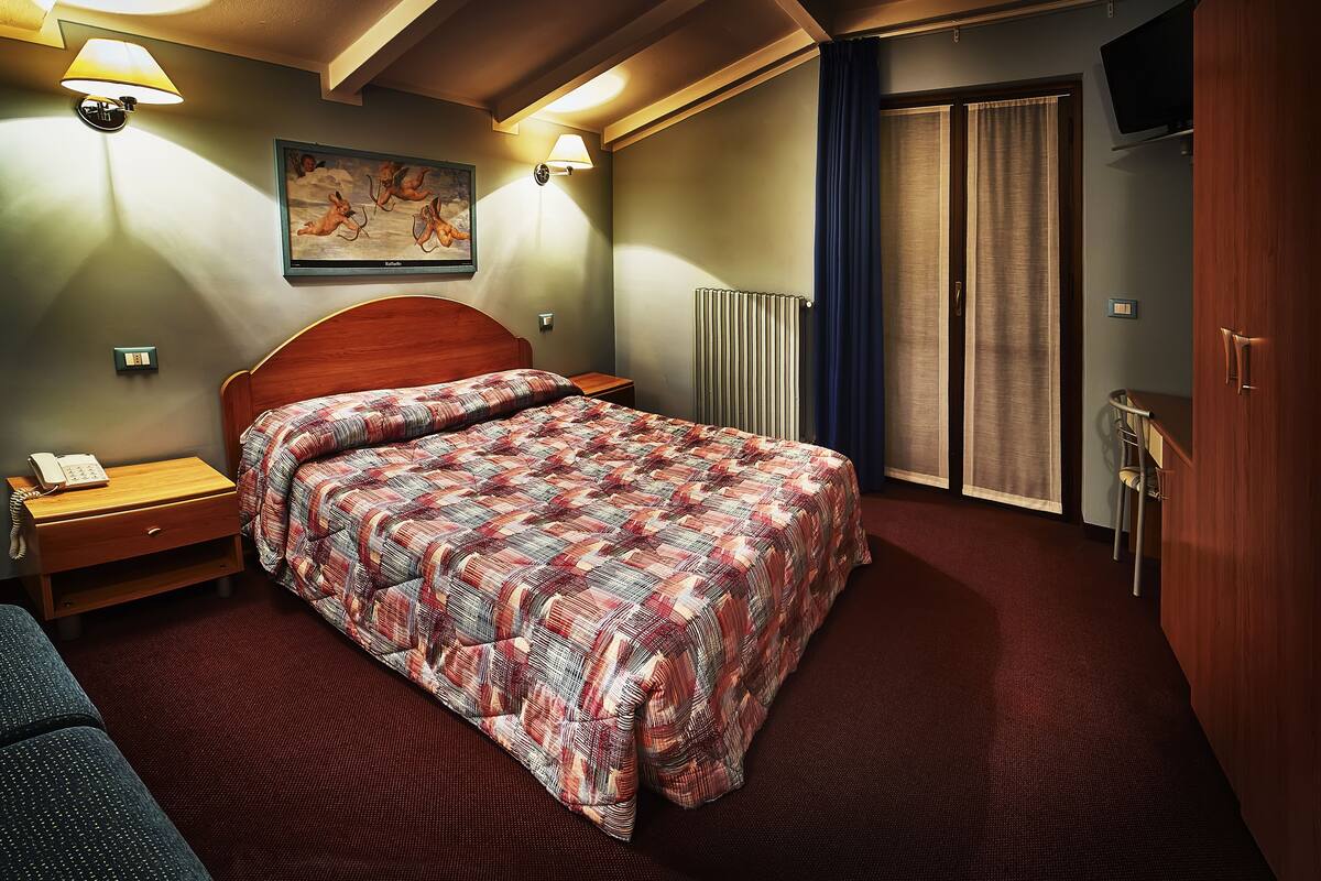 Desk, free cots/infant beds, free WiFi