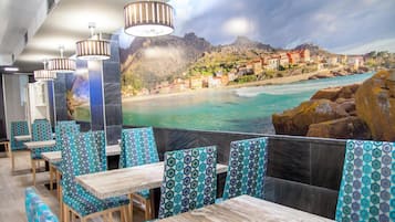 Petit déjeuner, dßner et brunch servis sur place, plats Cuisine fusion