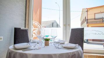 Petit déjeuner, dîner et brunch servis sur place