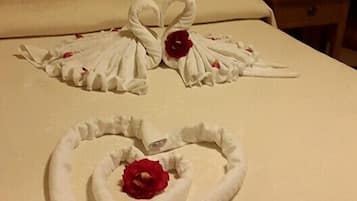 Escritorio, cortinas blackout y camas plegables/adicionales