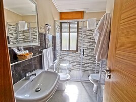 Artículos de tocador gratuitos, secador de pelo, bidet