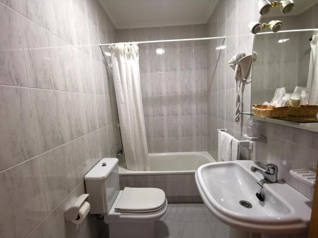 Un baño moderno con bañera, inodoro y lavamanos.