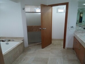 Combined shower/tub - Xcaret (Acapulco)