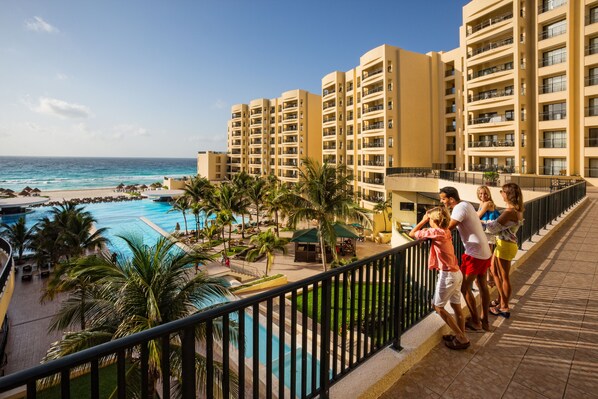 Terrace/patio - The Royal Sands All Suites Resort & Spa (Cancun)