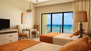 2 soveværelser, pengeskab på værelset, skrivebord, mørklægningsgardiner