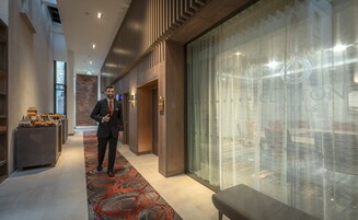 Ropa de cama hipoalergénica y caja de seguridad en la habitación 