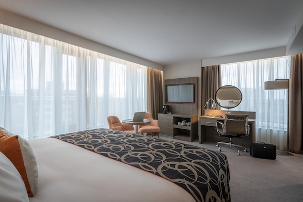 Roupas de cama antialérgicas, cofres nos quartos, escrivaninha