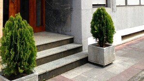 A hotel entrance with a sign reading "HOTEL PINAR".