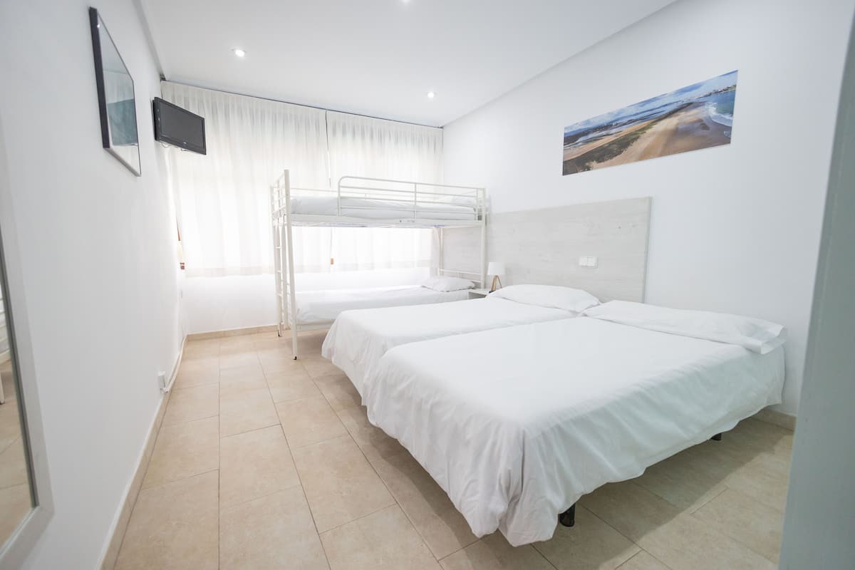 Escritorio, wifi gratis y ropa de cama