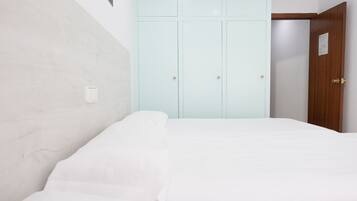 Een bureau, gratis wifi, beddengoed