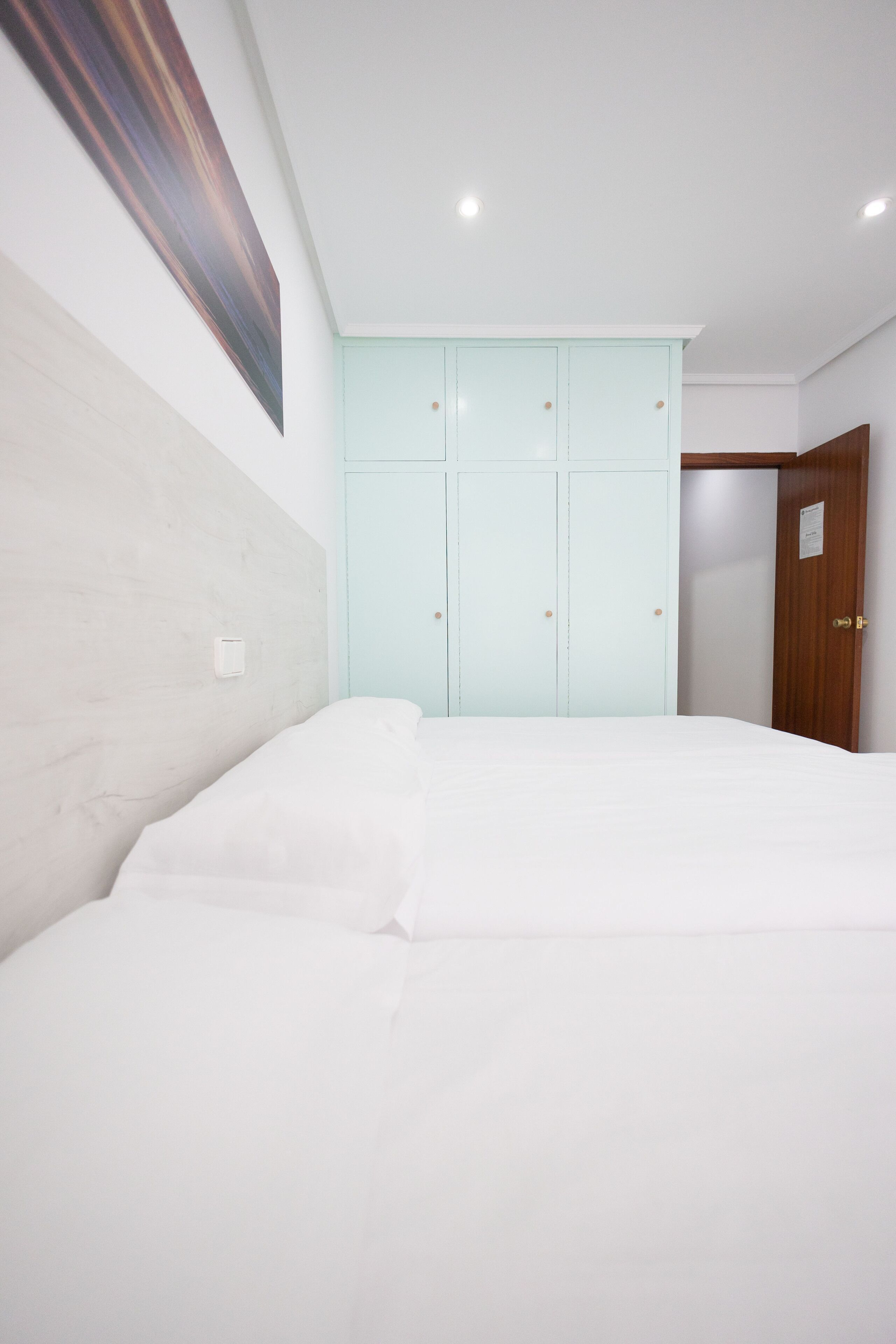 Escritorio, wifi gratis y ropa de cama 