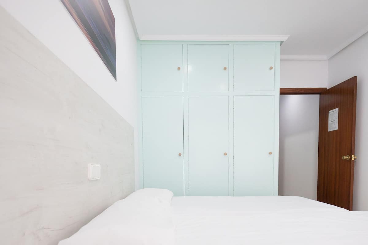 Escritorio, wifi gratis y ropa de cama