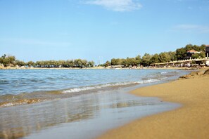 鄰近海灘、遮陽傘