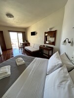 Ropa de cama de alta calidad y caja de seguridad en la habitación 