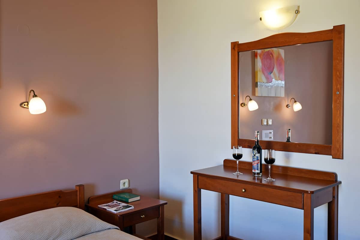 Standaard kamer, 1 twee- of 2 eenpersoonsbedden | 1 slaapkamer, luxe beddengoed, een kluis op de kamer, een bureau