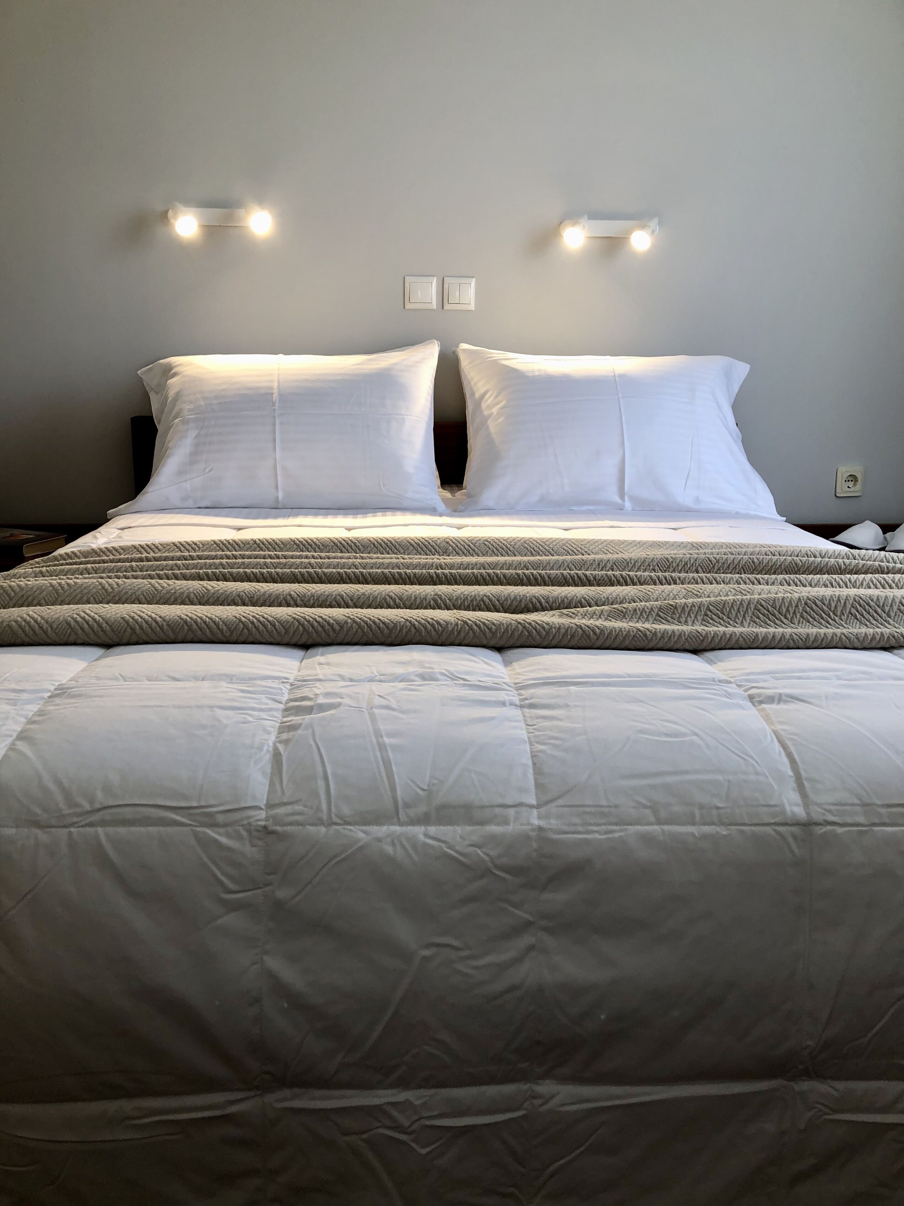 Ropa de cama de alta calidad y caja de seguridad en la habitación 