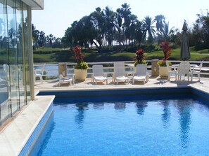 Una piscina al aire libre