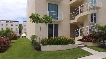 Vista frontal de la propiedad