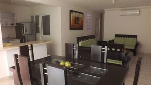 Repas dans la chambre