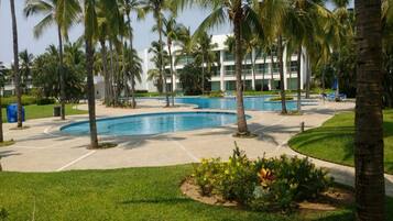 Tina de hidromasaje al aire libre