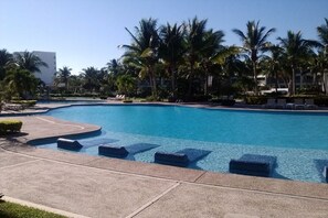 Outdoor pool - Mayan Lakes 103 (Acapulco)