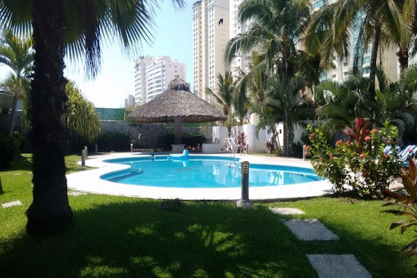 Una piscina al aire libre