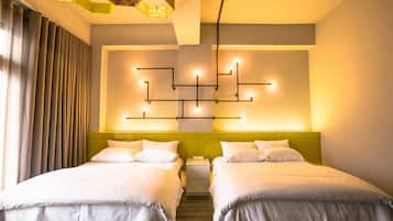 Cubrecamas, decoración personalizada, muebles diferentes y escritorio