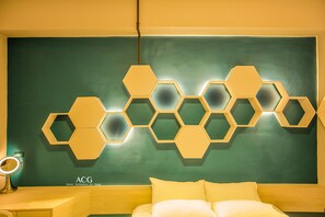 Cubrecamas, decoración personalizada, muebles diferentes y escritorio 