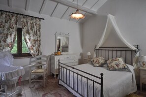 Family Room, Private Bathroom (External) | Premium bedding, iron/ironing board, free WiFi