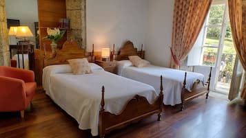 Habitació amb dos llits individuals | Escriptori, habitacions insonoritzades i bressols gratuïts