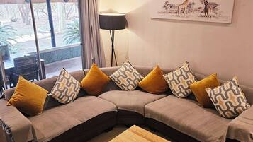 Kingfisher Safari Cottage 2 | Living area