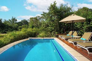Piscine extérieure, chaises longues