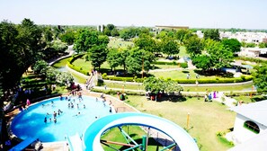 สระว่ายน้ำกลางแจ้ง