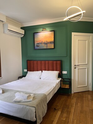 Habitación económica doble | Caja fuerte, escritorio, cortinas opacas y tabla de planchar con plancha