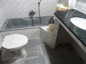 Phòng Suite | Phòng tắm | Buồng tắm vòi sen 