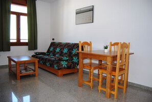 Apartamento, 1 quarto (2 adults) | Área de estar | TV de tela plana