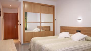 Desk, soundproofing, free WiFi, bed sheets