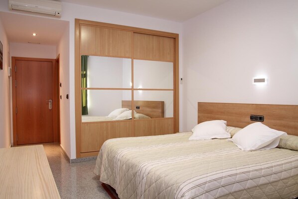 書桌、隔音、免費無線上網、床單