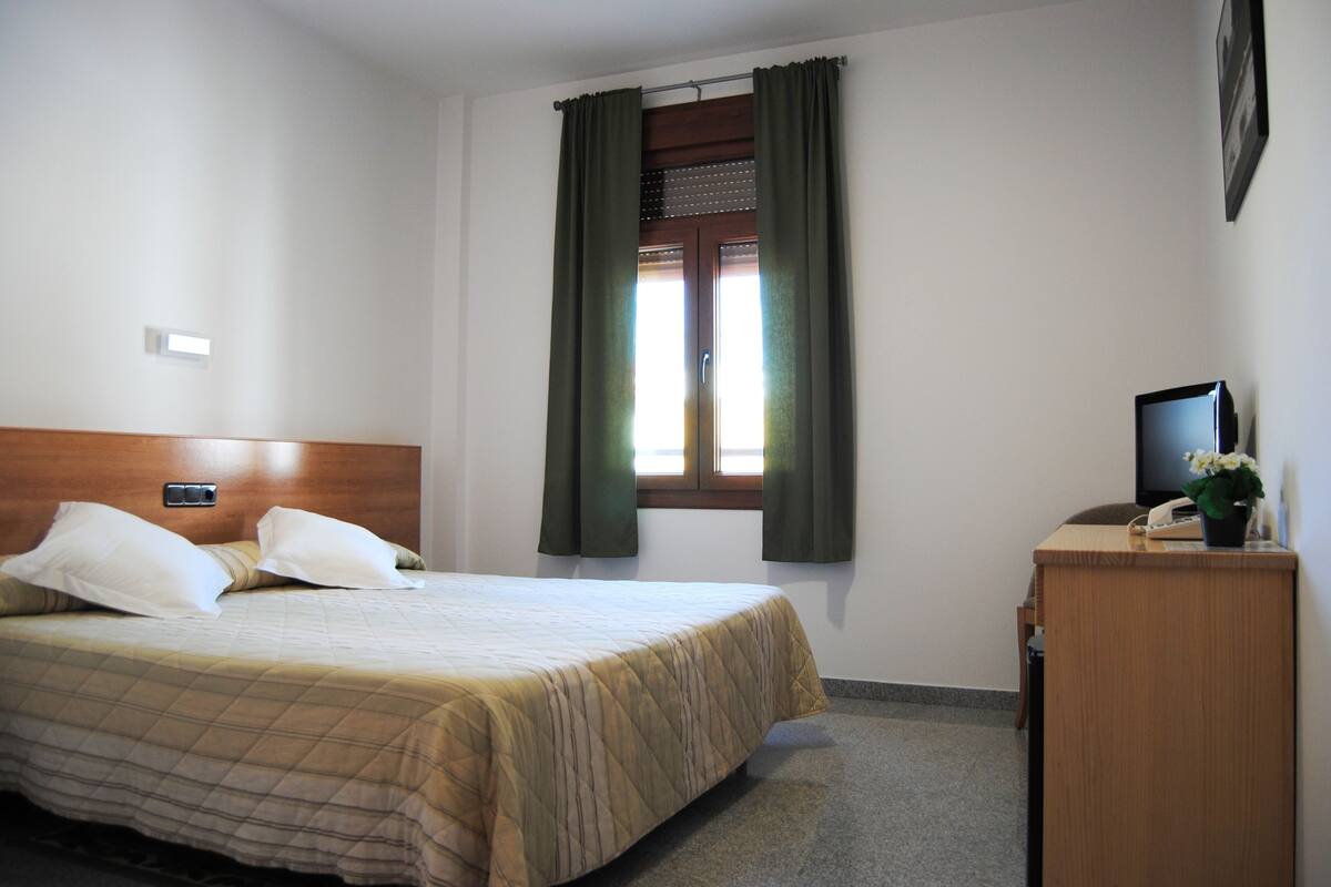 Een bureau, geluiddichte muren, gratis wifi, beddengoed