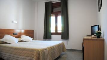 Escriptori, habitacions insonoritzades, wifi gratuïta i roba de llit