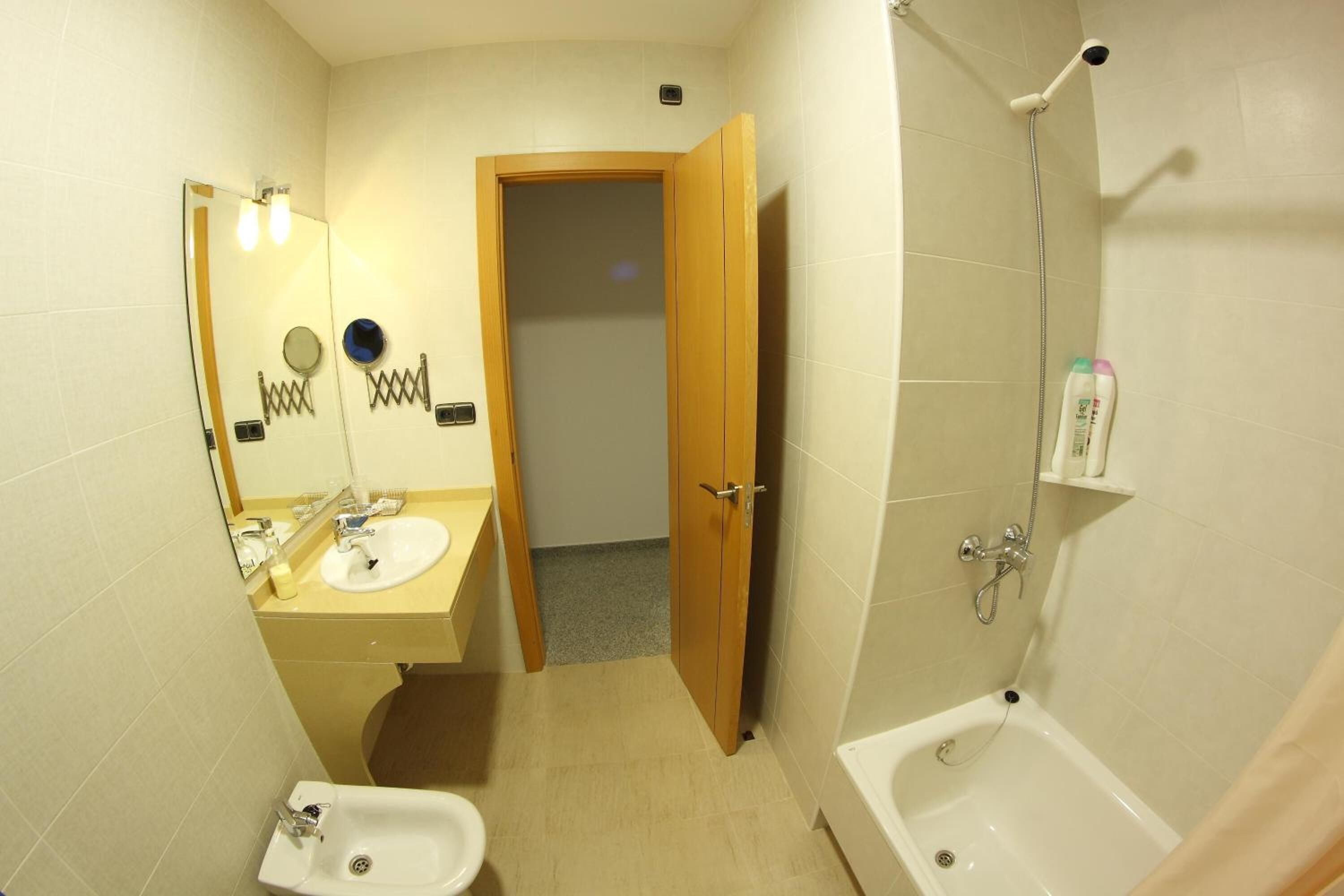Shower, bidet, towels