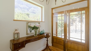 Interior entrance - Villa Camps Bay Views (Cape Town)